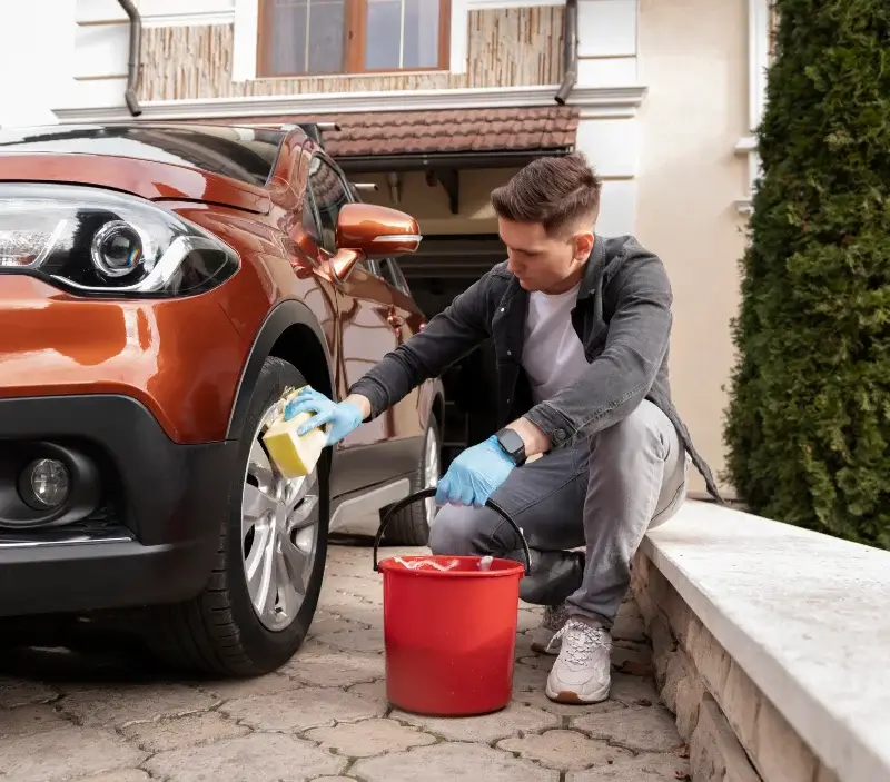 Lavage auto à domicile Ambérieu-en-Bugey : professionnel intervenant sur un véhicule